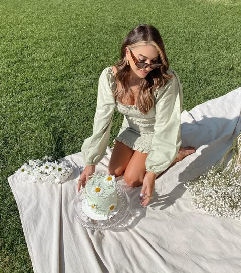 Birthday Thoughts + The Dreamiest Birthday Picnic Picnic Photo Shoot, Picnic Pictures, Picnic Photography, Picnic Inspo, Birthday Picnic, Picnic Inspiration, Picnic Aesthetic, 21st Birthday Photoshoot, Picnic Birthday