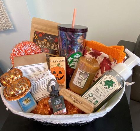 Bae Baskets, Basket Date, Fall Baskets, Halloween Fall Vibes, Halloween Things To Do, Cute Baskets, Diy Halloween Gifts, Boo Basket Ideas, Fall Gift Baskets