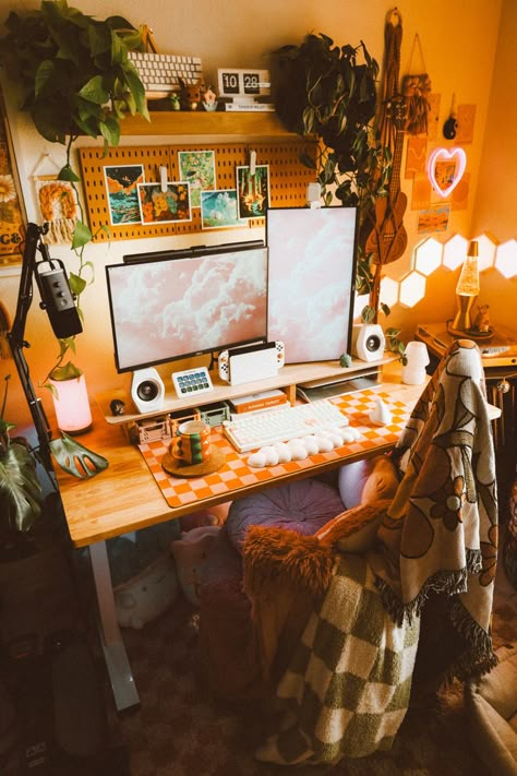 Cozy gaming desk setup Cozy Gaming Desk, Gaming Nook, Gaming Setup Ideas, Gaming Desk Setup, Popular Home Decor, Gaming Computer Desk, Vintage Home Office, Cozy Desk, Cozy Gaming