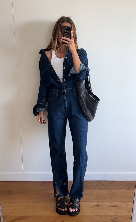 Denim Boiler Suit Outfit, Denim Jumpsuit Outfit Winter, Boiler Suit Street Style, Denim Jumpsuit Street Style, Denim Jumpsuit Fall, Boiler Suit Outfit, Jumpsuit Fall Outfit, Jean Jumpsuit Outfit, Jumpsuit Outfit Winter