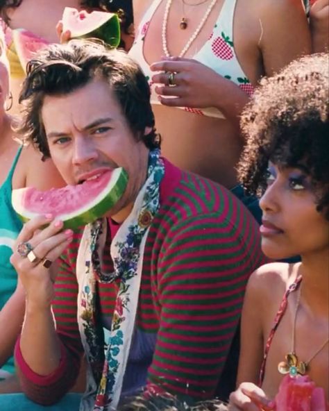 Harry Styles Watermelon, Watermelon Girl, Harry Styles Watermelon Sugar, Harry Styles Smile, Harry Styles Update, Harry Styles Hot, Love You Babe, Watermelon Sugar, Harry Styles Wallpaper