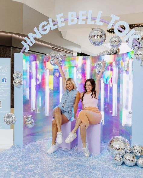 Little & Large (@little.and.large.events) • Instagram photos and videos Pop Up Space Design, Photo Booth Ideas For Parties, Exhibit Booth Design, Photo Activation, Beauty Brand Ideas, Interactive Booth, Activation Booth, Photobooth Idea, Party Corner