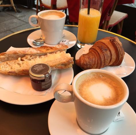 Minimalistic Cafe, Parisian Breakfast, Coffee And Croissants, French Breakfast, Barefoot Contessa, Coffee Breakfast, Breakfast Tea, Breakfast Brunch Recipes, Coffee And Books