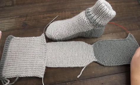 Awesome Free Knitting Patterns | Slippers for men | Facebook Mens Slippers Crochet, Easy Crochet Slippers, Knitted Mittens Pattern, Knitted Slippers Pattern, Crochet Shoes Pattern, Crochet Slipper Pattern, Crochet Knit Hat, Sock Knitting Patterns, Crochet Socks