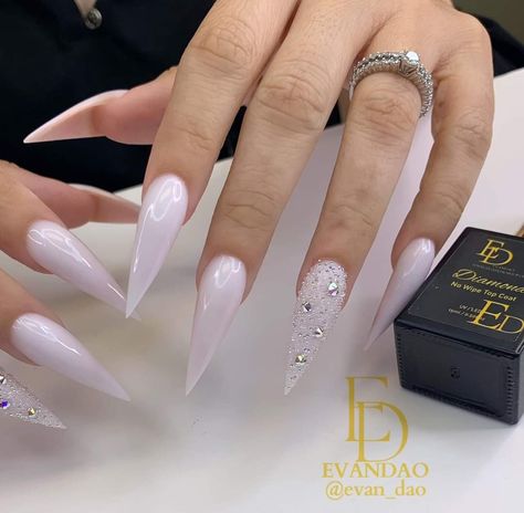 Christmas Stilleto Nail, Pointy Christmas Nails, Christmas Stiletto Nails, Christmas Nails Stiletto, Staleto Nails, Simple Stiletto Nails, Pointy Nail Designs, Baby Pink Nails Acrylic, White Stiletto Nails