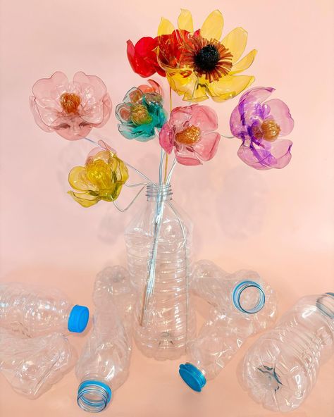 Recycled Art Flowers, Flowers Out Of Recycled Materials, Flowers From Water Bottles, Pop Bottle Flowers, Recycle Product Ideas, Art About Sustainability, Plastic Diy Recycling, Flowers Made From Plastic Bottles, Diy Bottle Crafts Plastic Recycling