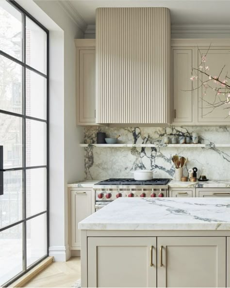 Modern Parisian Kitchen Design, Beige Marble Kitchen, Hood Fans, Modern European Kitchen, Best Kitchen Ideas, Viola Marble, Kitchen Hoods, Kitchen Ceiling, Home Luxury