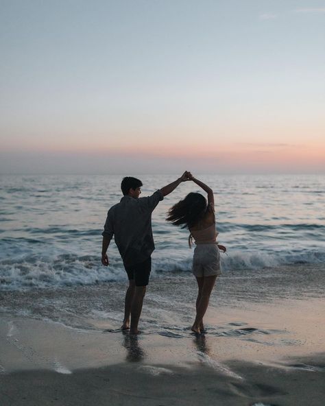 Sunset beach couples shoot #silhouette #coupleshoot #cutecouple #coupleaesthetic #couplephotoshoot #couplephotographyposes #couplegoals Sunset Beach Pictures, Couple Beach Pictures, Couple Beach Photos, Beach Photo Session, Couple Silhouette, Sea Photography, Aesthetic Couple, Couple Picture Poses, By The Ocean