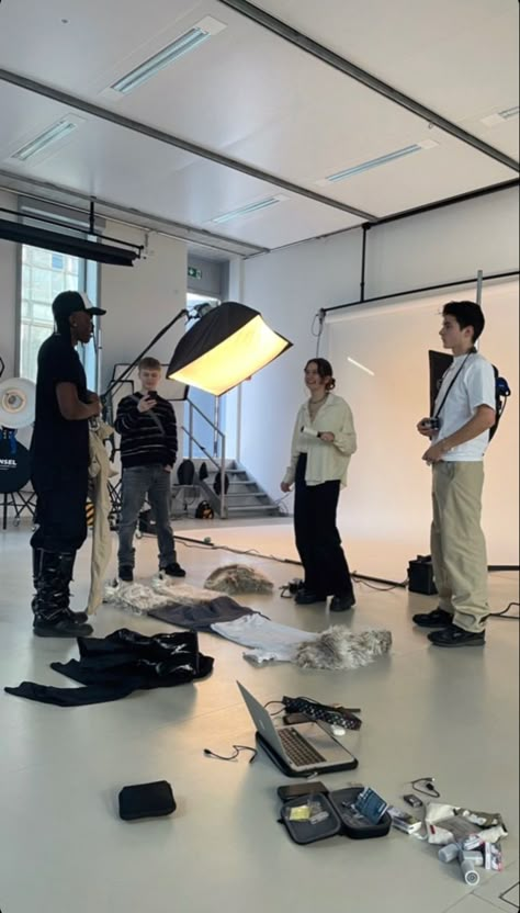 Producing Studio Aesthetic, Fashion Photographer Job Aesthetic, Marketing Studio, Photography School, Team Work Aesthetic, Creative Job Aesthetic, Marketing Agency Aesthetic, Fashion Pr Job Aesthetic, Working On Film Set Aesthetic