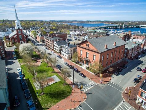 Straight out of a Hallmark movie. Newburyport Massachusetts, New England Town, England Town, Plum Island, Cape Ann, Hallmark Movie, Save File, Quiet Beach, Nature Hikes