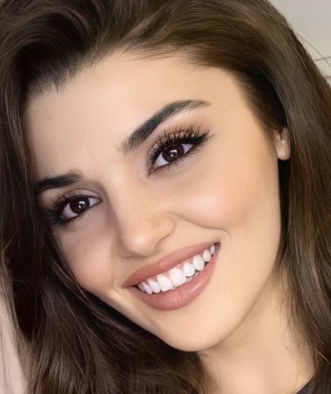 Hande Erçel Makeup, Face Fillers, Hande Ercel Style, Perfect Lip Color, Romantic Makeup, Beauty Hair Color, Prom Eye Makeup, Teeth Shape, Eye Makeup Pictures