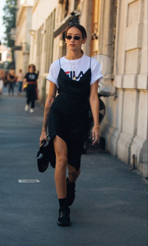 Slip Dress Outfit Summer, Dress Layering Outfit, Slip Dress Outfit Winter, Slip Dress Aesthetic, Black Slip Dress Outfit, Slip Dress Street Style, Style A T Shirt, Slip Dress Layering, Cami Dress Outfit