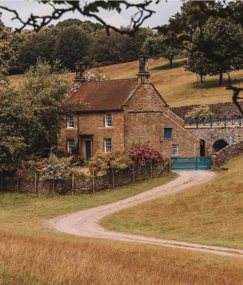 English Cottage Exterior, Old English Cottage, Scottish Cottages, English Country Cottage, Countryside Cottage, Cottage Aesthetic, Casa Country, Cottage Exterior, English Cottage Style