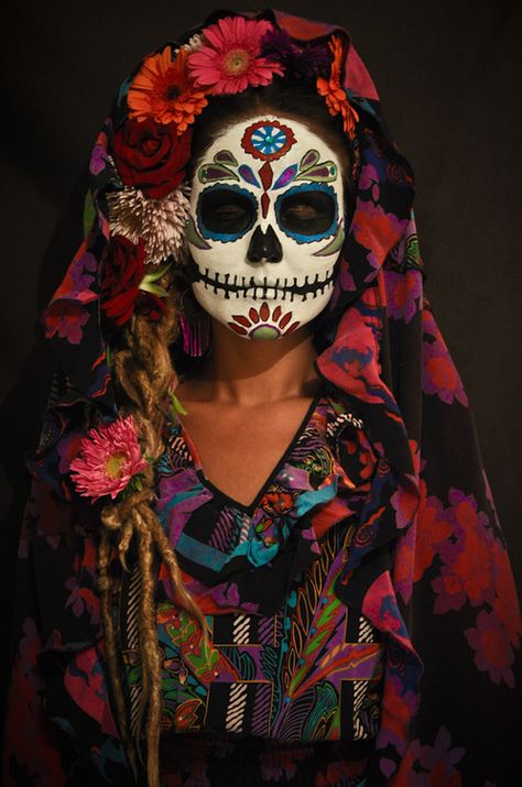 littlebigthamportrait: #313: La Catrina.                                                                                                                                                                                 Más Catrina Costume, Karneval Diy, Halloween Makeup Sugar Skull, Sugar Skull Costume, Catrina Tattoo, Dead Makeup, Day Of The Dead Art, Sugar Skull Makeup, Halloween Cans