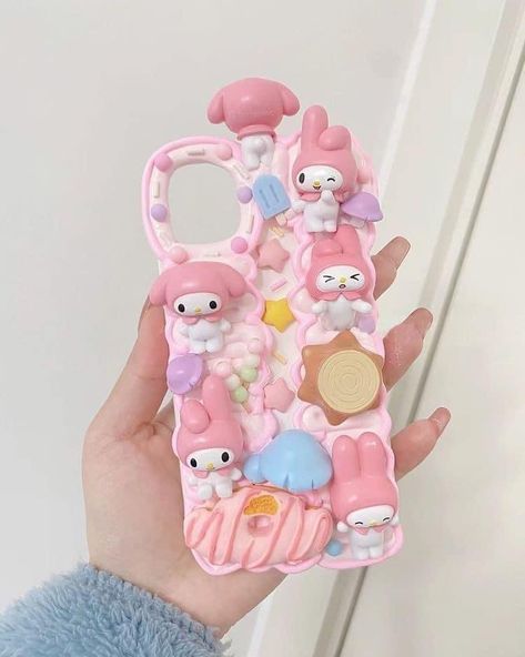 Cream Glue Phone Case Sanrio, Decoden Phone Case Sanrio, Sanrio Decoden, Sanrio Phone Case, Custom Phone Cases Ideas, Badge Reels Diy, Diy Resin Phone Case, Decoden Diy, Decoden Case