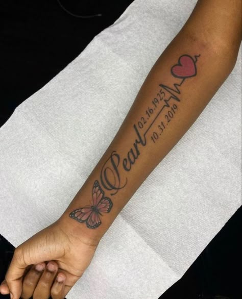 Name Tattoos For Women Forearm, Big Name Tattoos, Black Couple Tattoos, Long Live Tattoo Black People, Grandmother Tattoo Ideas, Y2k Tattoos, Rip Tattoos For Dad, Rip Tattoos For Mom, Rip Tattoo