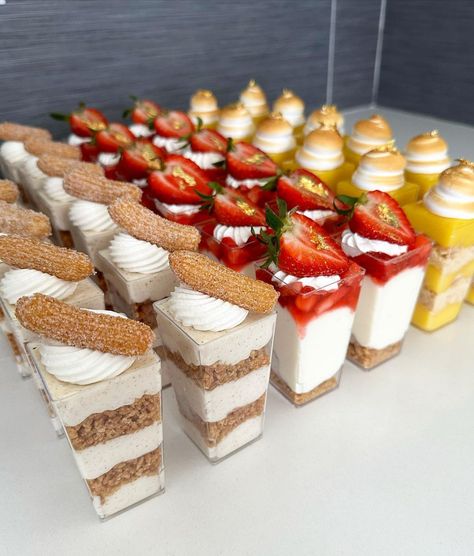 Mini Shooter Desserts, Desert Bar Wedding, Mini Dessert Shots, Cake Shooters, Dessert Skewers, Smoothies Bowls, Cheesecake Shooters, Cake Jars, Dessert Cups Recipes