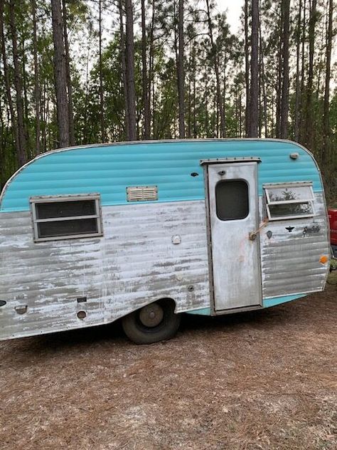 Small Trailer Remodel Old Campers, Small Camper Design Ideas, Vintage Camper Airbnb, Antique Camper Remodel, Small Camper Ideas Interior Design, Vintage Camper Restoration, Vintage Shasta Camper Remodel, Tiny Vintage Camper Remodel, Scotty Camper Remodel