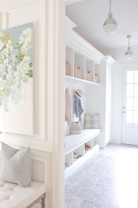 Mudroom Mudroom Entryway, Mudroom Decor, Mudroom Laundry Room, Mudroom Design, Foyer Decorating, Laundry Room Design, Mud Room, White Decor, House Inspiration