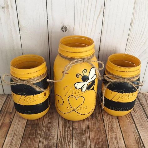 Bee Mason Jars, Bee Classroom, Quart Size Mason Jars, Jar Crafts Diy, Honey Bee Decor, Mason Jar Projects, Bee Stuff, Bee Day, Mason Jar Ideas