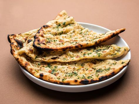 Easy Homemade Naan, Easy Naan Recipe, Make Naan Bread, How To Make Naan, Easy Naan, Butter Naan, Homemade Naan, Bread Quick, Spice World