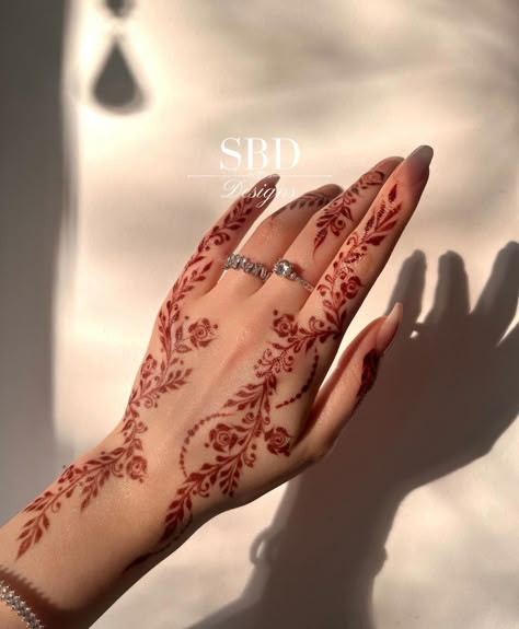 Cute Henna Designs, Jagua Henna, Henna Designs Wrist, Arabic Henna Designs, Floral Henna Designs, Finger Henna Designs, Henna Ideas, Henna Tattoo Designs Hand, Modern Henna Designs