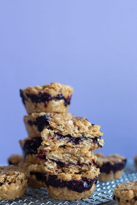 Pbj Oatmeal Bars, Bobos Pbj Recipe, Healthy Baked Snacks, Baking Snacks, Oats Snacks, Snacks Sweet, Caramel Delights, Baked Oatmeal Cups, Peanut Butter Oats