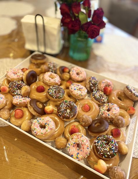 Brunch Donut Ideas, Donut Platter Ideas, Donut Breakfast Board, Donut Platter Display, Mini Donut Charcuterie Board, Doughnut Charcuterie Board, Donut Charcuterie Board Ideas, Donut Board Birthday, Mini Donut Tower