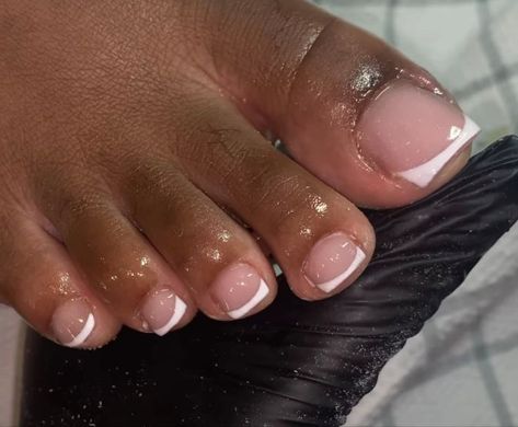 Gel Pedicure Black Women, Pedicure To Match French Manicure, French Tip Toes No Acrylic, French Tip Acrylic Toes Black Women, French Pedicure Black Women, Pink French Pedicure Toenails, French Tip Nails Pedicure, White French Tip Toe Nails, Prom Toenails