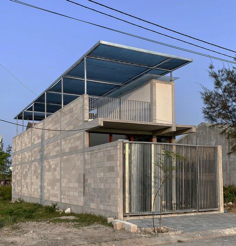 Gallery of Maison Vespa / David Rockwood - 3 Concrete Block House, Muji House, Structuralism, Row House Design, Off The Grid Living, Prefab Modular Homes, Urban House, Block House, Urban Housing