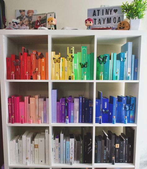 K Pop Bookshelf, Kpop Album Bookshelf, Kpop Album Shelf Ideas, K Pop Shelf Ideas, K Pop Shelf, Merch Organization, Kpop Albums Shelf, Kpop Bedroom, Pop Shelf