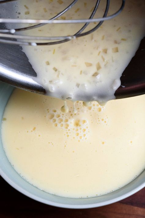 Ber Blanc Sauce Recipe, Beurre Blanc Sauce Recipe, Buerre Blanc, Béarnaise Sauce, Cook Asparagus, French Butter, How To Cook Asparagus, Vinaigrette Recipes, French Classic