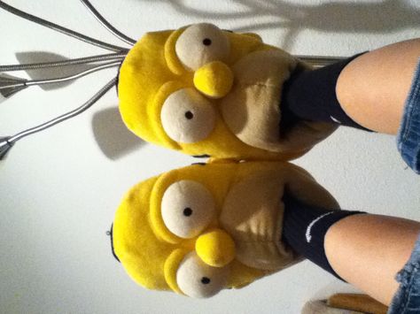 Homer Simpson slippers! 😜 Fun Slippers Aesthetic, Weird Slippers, Homer Simpson Slippers, Funky Slippers, Plushie Slippers, Simpson Slippers, Slippers Funny, Cool Slippers, Funny Slippers