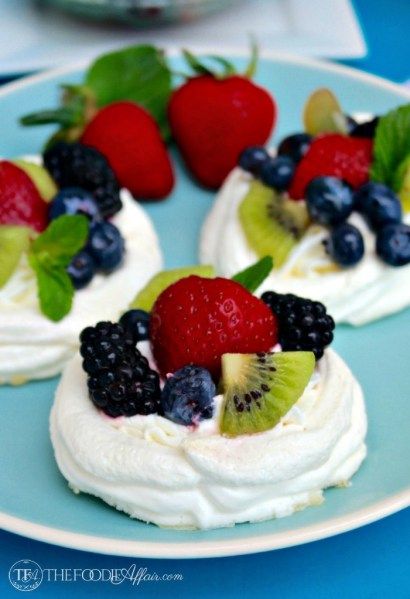 Individual Pavlova, Easter Brunch Dessert, Pavlova Dessert, Fresh Whipped Cream, Mini Pavlova, Pavlova Recipe, Granola Breakfast, Passover Recipes, Mousse Recipes