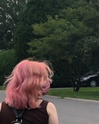 Shirt Pink Hair, Girl With Pink Hair Aesthetic, Light Pink Hair Short, Light Pink Hair Aesthetic, Pink Hair Aesthetic Faceless, Short Pink Hair Aesthetic, Messy Pink Hair, Pink Hair Girl Aesthetic, Light Pink Short Hair