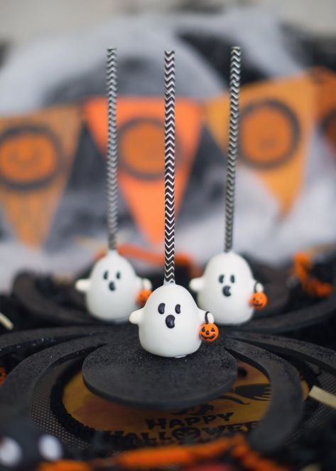 Halloween Cake Pops :: Sweet Recipes Ghost Cake Pops, Holiday Cake Pop, Spooky Cake, Recetas Halloween, Cake Pop Designs, Ghost Cake, Halloween Punch, Halloween Cake Pops, Hallowen Ideas