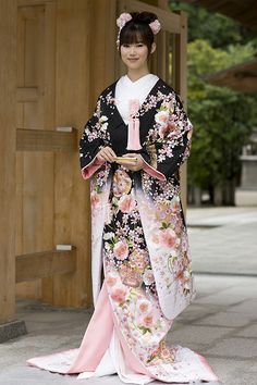 Traditional Japanese Wedding, Japanese Wedding Dress, Traditional Japanese Clothing, Japanese Traditional Clothes, Japanese Wedding, Mode Kimono, Japanese Clothing, Wedding Kimono, Traditional Kimono