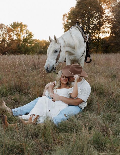 Horse Engagement Photos, Horse Wedding Photos, Western Couple Photoshoot, Horse Photoshoot Ideas, Farm Engagement Photos, Pictures With Horses, Western Photoshoot, Baby Announcement Photoshoot, Maternity Photography Poses Pregnancy Pics