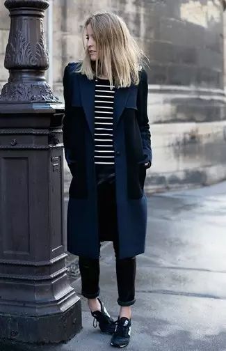 Navy Coat with Scarf Outfits For Women (29 ideas & outfits) | Lookastic Navy Trench Coat Outfit, Navy Coat Outfit, Sneaker Street Style Women, Outfit Minimalista, Trenchcoat Outfit, Trench Outfit, Navy Trench Coat, Sneaker Outfits Women, Trench Coat Outfit