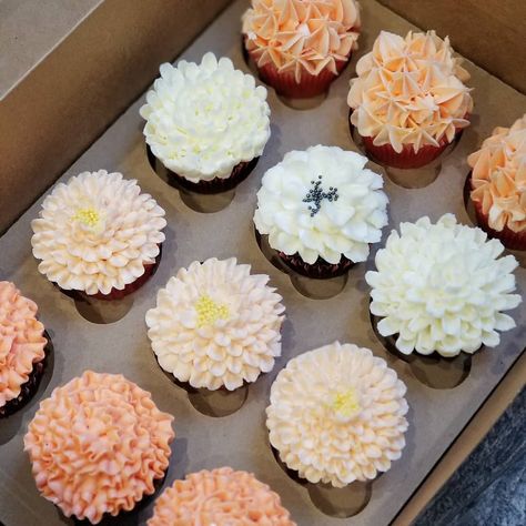 Flower Buttercream, Orange Number, Pink Desserts, Peach Party, White Cupcakes, Buttercream Cupcakes, Yellow Theme, Peach Wedding, Peach Roses