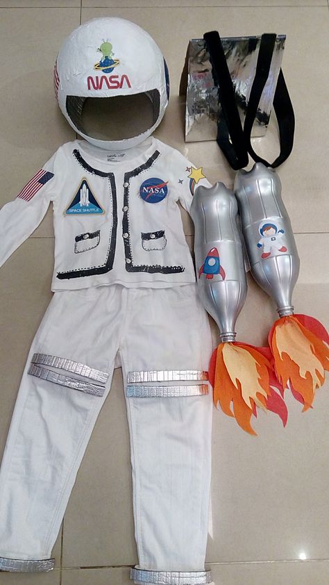 Diy Astronaut Costume, Kids Astronaut Costume, Astronaut Dress, Fancy Dress Competition, Space Costumes, Astronaut Costume, Diy Costumes Kids, Space Outfit, Diy Vetement