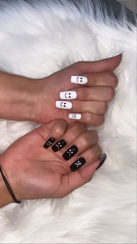 White And Black Nails Design Simple, Black And White Nail Art Simple, Black And White Nail Ideas Simple, Trendy Nails Black And White, Smile Nails Design, Smile Nails, Stylish Nail Art, Brown Nails Design, Simple Fall Nails