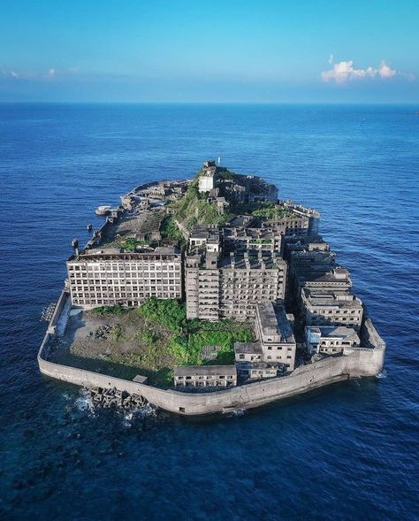 Battleship Island, Hashima Island, Deserted Places, Graffiti Spray Paint, Japan Tourism, Desert Places, Apocalypse Aesthetic, Fantasy Places, Photoshoot Photography