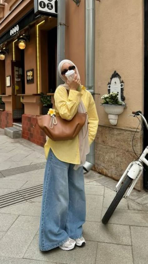 Jeans With Hijab, University Outfit Ideas Summer, Spring Outfits Europe, Modest Holiday Outfits, Jeans Outfit Hijab, Ootd Muslim, Mix And Match Outfits Hijab, Polene Bag, Bali Outfit