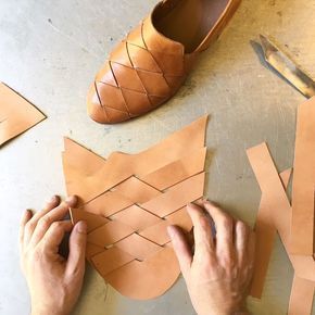 Diy Leather Sandals, Handmade Shoes Pattern, Homemade Shoes, Semi Casual Outfit, Make Your Own Shoes, Sandals Patterns, Diy Slippers, Leather Craft Projects, Semi Casual