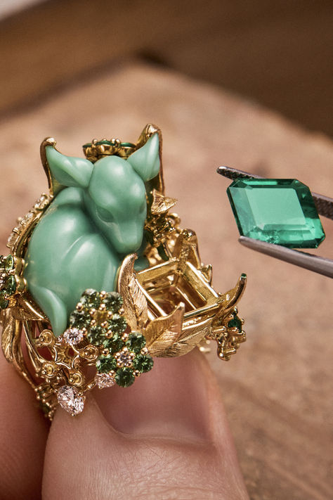 A dazzling woodland ! Nestled in a lush gilded garden, eye-catching forest creatures in green chrysoprase catch the eye on the Glyptique necklace. Roman Fountain, Katerina Perez, Unusual Jewelry, Aqua Marine, Brown Diamond, Emerald Jewelry, Marie Antoinette, High Jewelry, Cocktail Rings