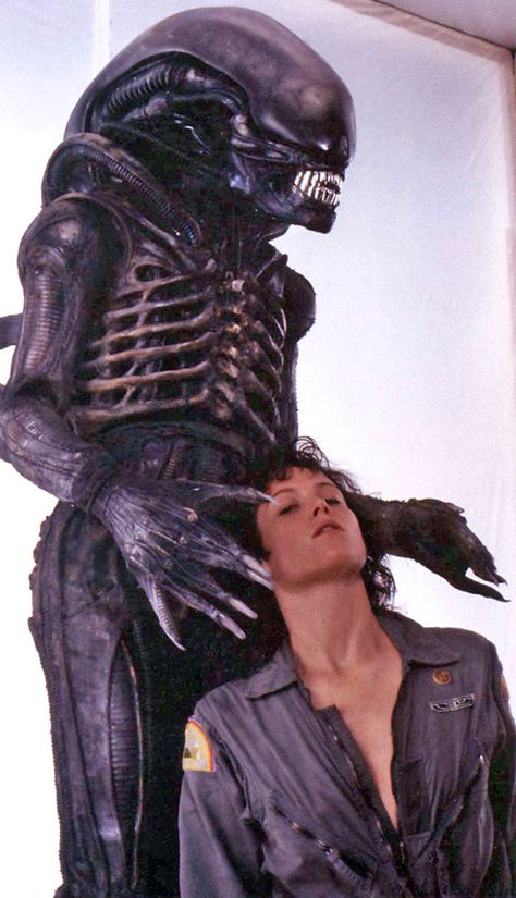 Sigourney Weaver & Xenomorph - Alien 1979 Alien Ripley, Conquest Of Paradise, Harry Dean Stanton, Giger Alien, Aliens 1986, Alien 1979, Alien Artwork, Horror Vintage, Art Alien