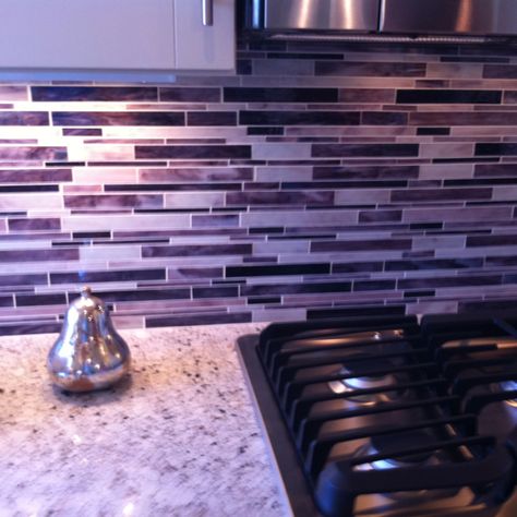 Purple back-splash for kitchen :) Bathroom Ideas Purple, Purple Backsplash, Purple Tile, Purple Kitchen, Purple Rooms, Backsplash Kitchen, Purple Decor, Purple Home, Colors Purple