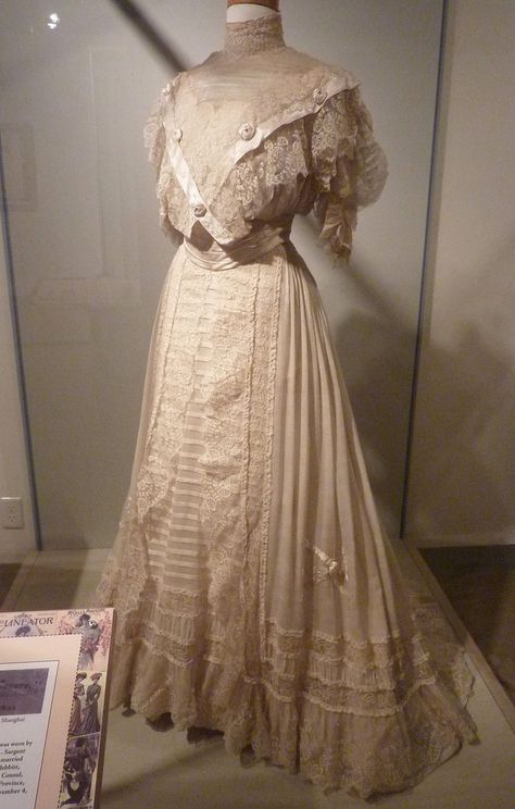 Edwardian Dress - Nanaimo, BC museum Edwardian Summer Dress, Edwardian Era Dress, 1900s Costume, 1900s Dress, Dress 1900, Edwardian Dresses, Ancient Fashion, Edwardian Gowns, Costume Sketches