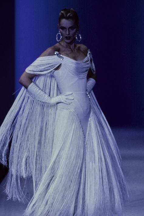 Mugler Spring 1997 Couture, Mugler Couture, Haute Couture Style, 90s Runway Fashion, Runway Fashion Couture, 90s Runway, Couture Mode, Claudia Schiffer, Creation Couture